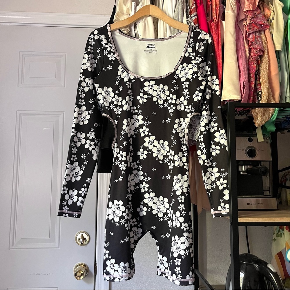 FRANKIE’S BIKINIS black and white active floral tropical cut out athletic cat